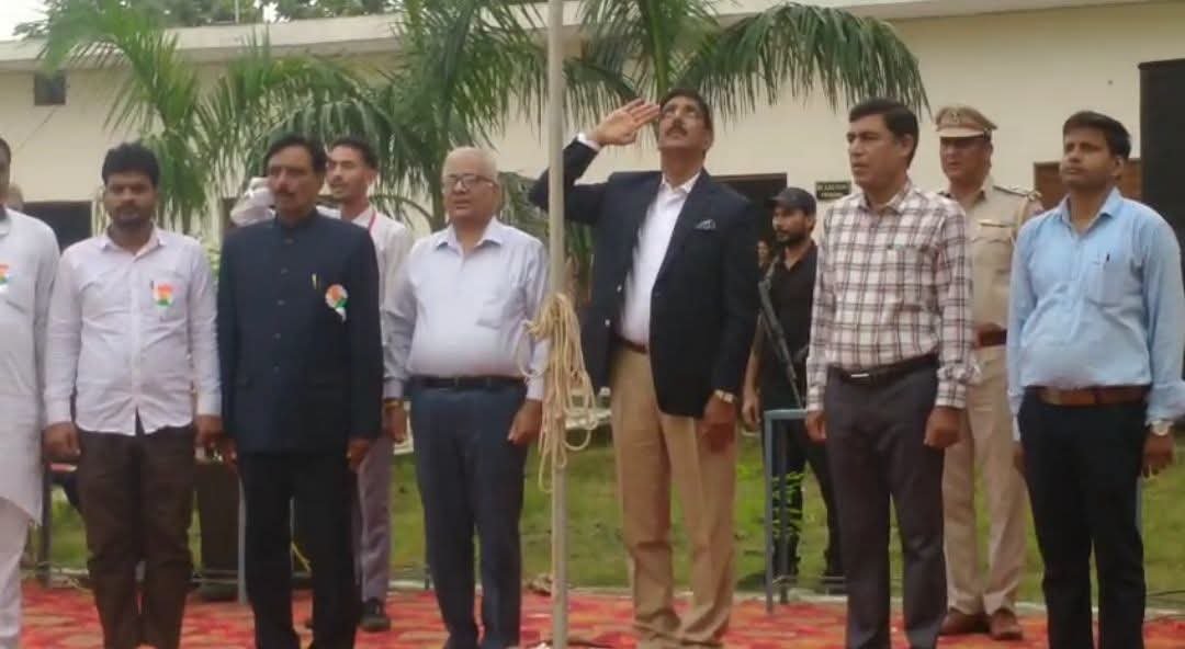 पुराने स्कूल पहुंचे पूर्व पंजाब डीजीपी मोहम्मद मुस्तफा कॉलेज को दिए ₹5 लाख
